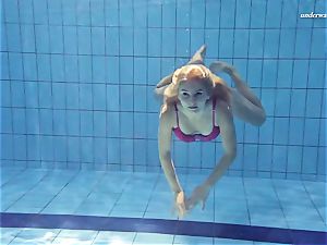 hot Elena displays what she can do under water